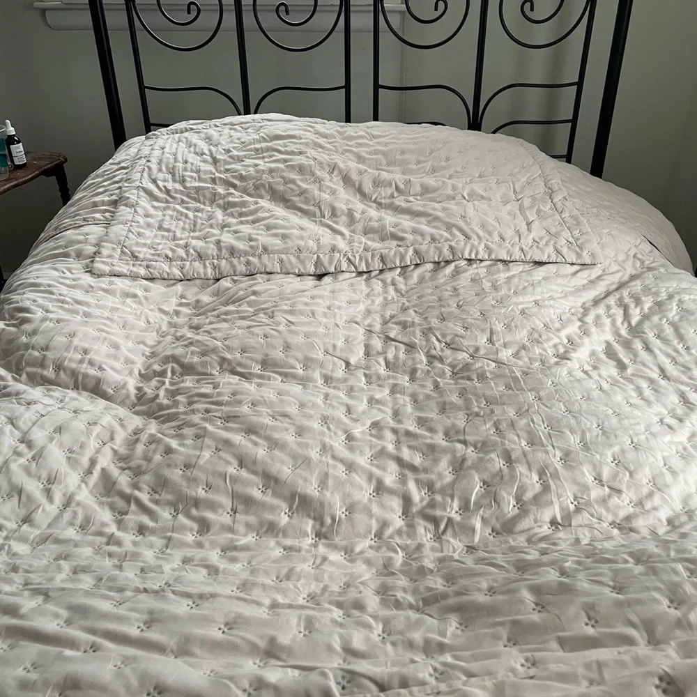 NWOT Comforter & Pillow sham. Oeko-Tex Certified. Bedsure. Light cream. Queen.